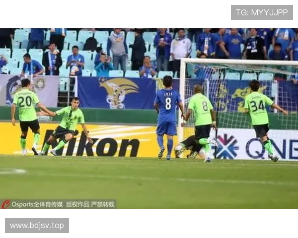 莱昂纳多点球成失再建功 VAR两度介入引争议 海港半场领先西海岸